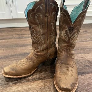 Ariat Western Cowgirl Cowboy Boots with Turquoise Stitching